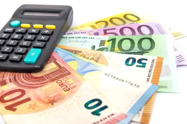 beyaz üzerine farklı euro banknotları ve hesap makinesi