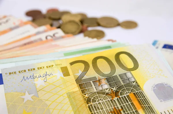 200 Євро Серед Банкнот Монет — стокове фото