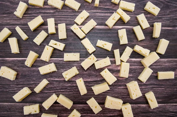 Pedaços Queijo Fundo Madeira Fundo Com Fatias Queijo Espalhadas Vista — Fotografia de Stock