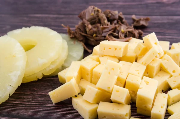 Skivor Ost Ananas Ringar Och Hackat Kött Trä Bakgrund Närbild — Stockfoto