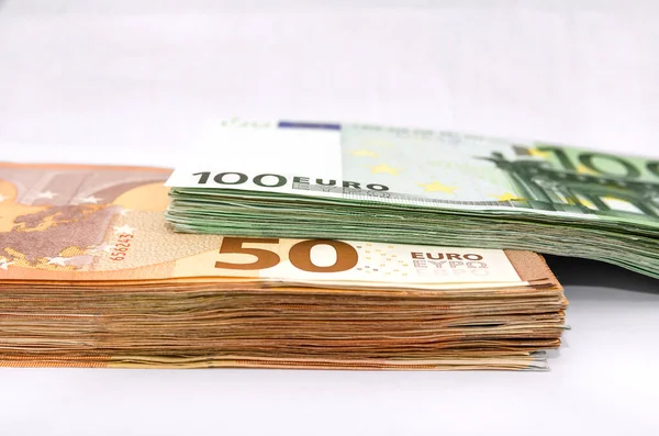 Staplar Och 100 Euro Många Eurosedlar Isolerade Mot Vit Bakgrund — Stockfoto