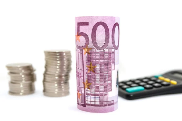 500 Euro Rullade Upp Vit Bakgrund Mynt Och Miniräknare Närbild — Stockfoto