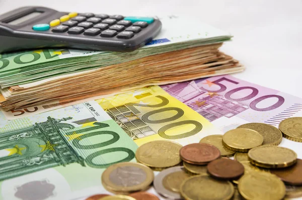 Много Различных Банкнот Евро Калькулятором Монеты Белом Крупный План — стоковое фото