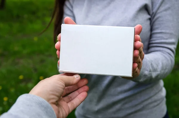 Mani Dare Prendere Una Scatola Bianca Primo Piano — Foto Stock