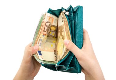 Avro banknotlu kadın cüzdanı beyaz bir arka planda. Yukarıdan görüntüle.
