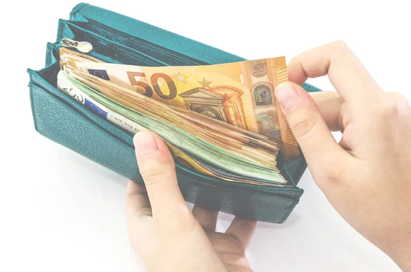 Eller, beyaz arka plandaki cüzdandan 50 avroluk banknot alıyor.