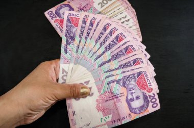 Siyah arka planda 200 Hryvnia var. Yakın plan..