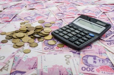 Ukrayna penileri ve Hryvnia 'nın arka planında bir hesap makinesi. Çok para..