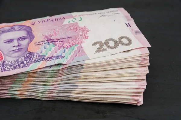 Стек 200 Гривень Ізольований Чорному Тлі Зблизька Багато Українських Грошей — стокове фото