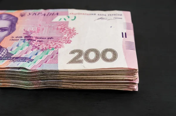 Стек 200 Гривень Ізольований Чорному Тлі Зблизька Багато Українських Грошей — стокове фото