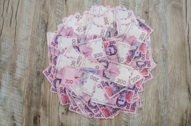 Tahta arka planda 200 Hryvnia değerinde bir sürü banknot var. Bir sürü Ukrayna parası..