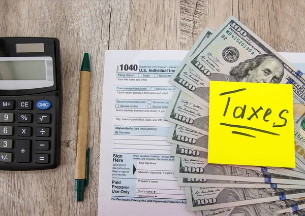Налоговые Формы 1040 Долларами Калькулятором Деревянном Фоне Надпись Налоги Наклейке — стоковое фото