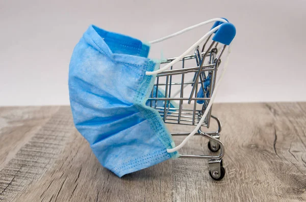 Carrello Della Spesa Maschera Medica Fondo Legno Vista Laterale — Foto Stock