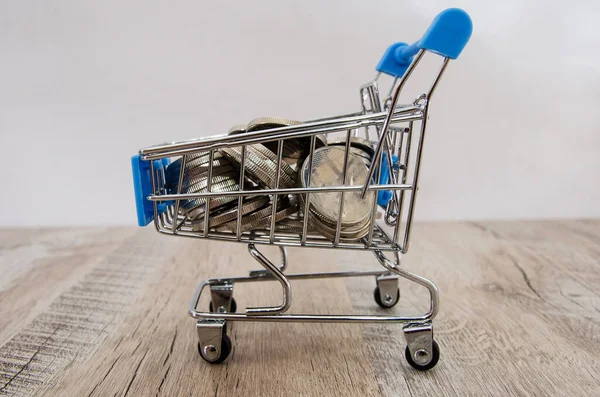 Munten Een Winkelwagen Een Houten Achtergrond Zijaanzicht Close — Stockfoto