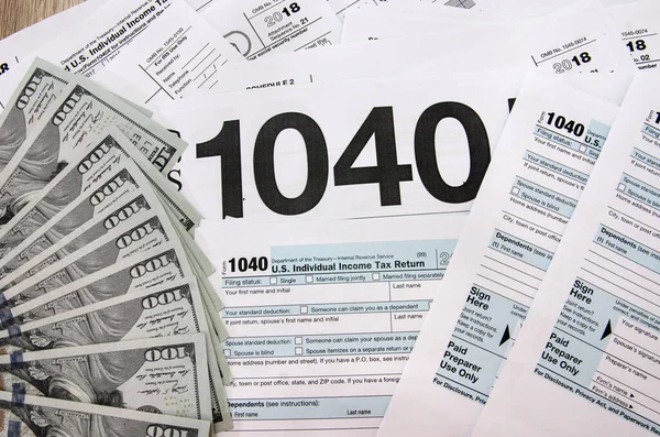 Φορολογικά Έντυπα 1040 Και Άλλα Δολάρια Ξύλινο Τραπέζι — Φωτογραφία Αρχείου