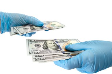Steril tıbbi eldiven konseptindeki eller tıptaki yolsuzluk konsepti rüşvet olarak nakit para vermek ve banknottan rüşvet almak, beyaz bir arka planda izole edilmiş. 