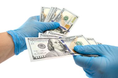 Steril tıbbi eldiven konseptindeki eller tıptaki yolsuzluk konsepti rüşvet olarak nakit para vermek ve banknottan rüşvet almak, beyaz bir arka planda izole edilmiş. 