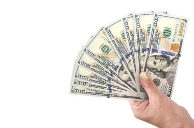 Beyaz arka planda izole edilmiş 100 dolarlık banknotlar. Boşluğu kopyala.
