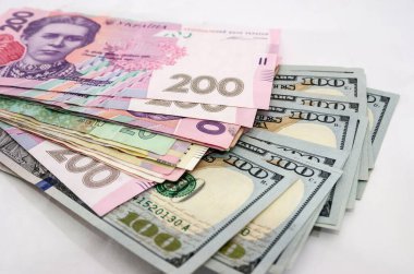 Beyaz üzerine dolar ve farklı hryvnialar. İş konsepti.