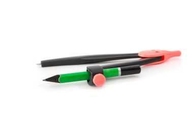 Beyaz arkaplanda kalemle izole edilmiş kırmızı pusula