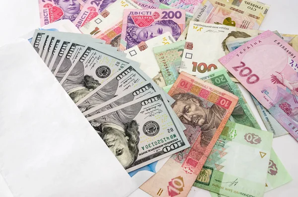 Dólares Sobre Blanco Diferentes Hryvnias Concepto Empresarial — Foto de Stock
