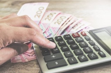 Kadın eli hesap makinesinde Ukrayna 'nın arka planına karşı bir şey yazdırıyor. Yakın plan..