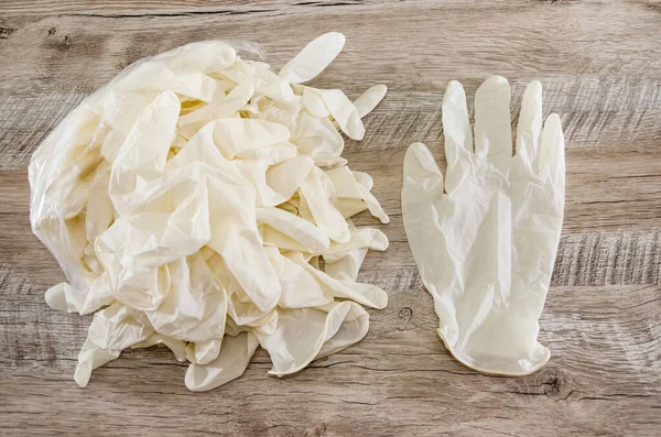 Een Stapel Witte Medische Handschoenen Een Houten Tafel Zicht Van — Stockfoto