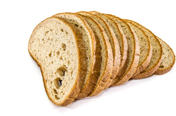 白色背景下孤立的黑麦面包片 — 图库照片