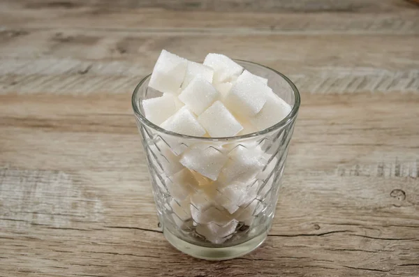 Egy Pohár Cukorkristály Vagy Kocka Egy Fából Készült Asztalon Rossz — Stock Fotó