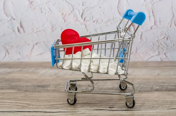 Pillole Cuore Carrello Della Spesa Uno Sfondo Legno — Foto Stock