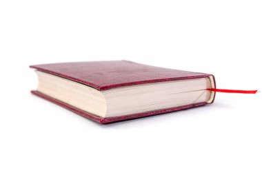 Kırmızı kitap beyaz arkaplanda izole edildi.