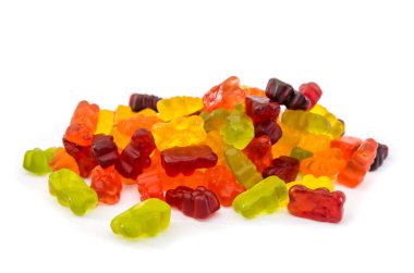 Beyaz arka planda bir grup jöle ayısı..