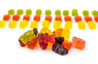 Beyaz arka planda jöle ayılar.