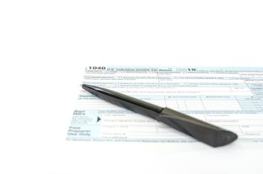 1040 vergi formu ve beyaz kalem.Finansal belge.