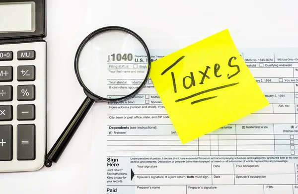 Daňový Formulář 1040 Lupou Kalkulačkou Bílé Finanční Doklad Horní Pohled — Stock fotografie