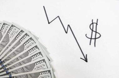 Dolar sembollü gerileme çizelgesi. Çizgi aşağı doğru inerken tahtaya işaret çizilmiş bir grafik. dolar sembolü. Ekonomideki kriz kavramı.