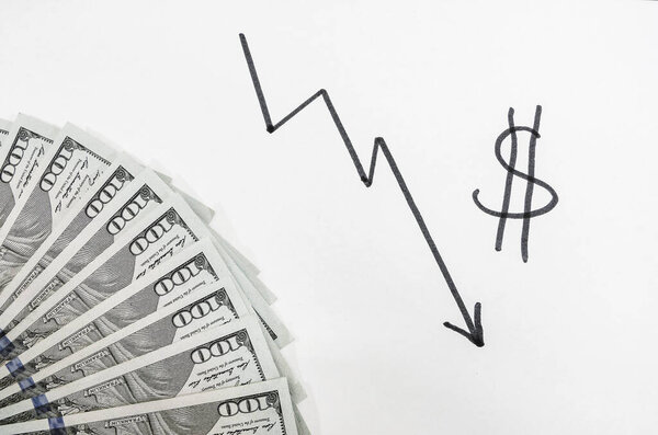 Регрессивный график с символом доллара. График, нарисованный маркером на доске с падающей линией. символ доллара. Концепция кризиса в экономике
.