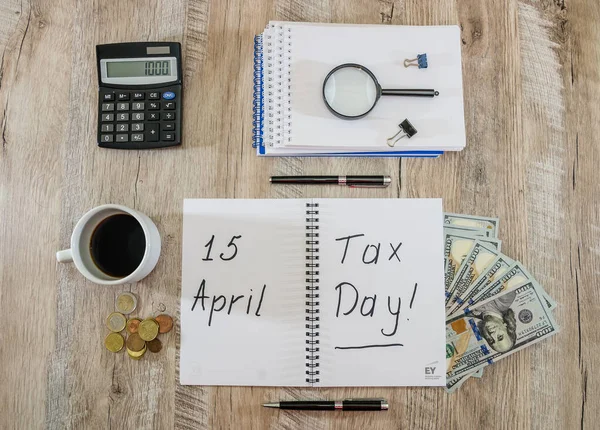 Блокнот Написом Tax Day Квітня Податковий День Вид Зверху Калькулятор — стокове фото