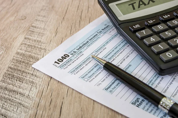Φορολογικό Έντυπο 1040 Αριθμομηχανή Και Στυλό Ξύλινο Τραπέζι — Φωτογραφία Αρχείου