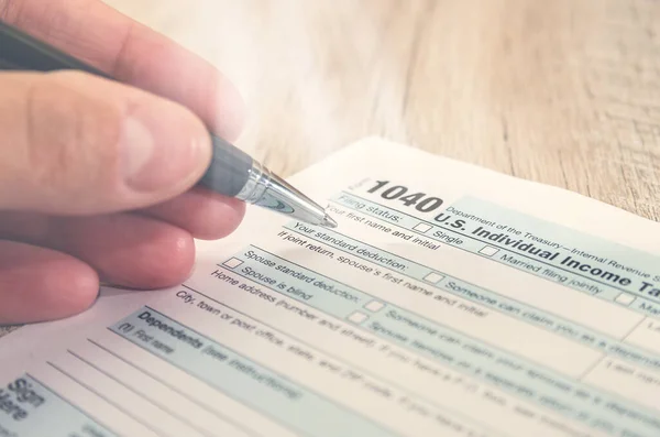 Individual Income Tax Form Perem Ruka Perem Vyplňuje Daňový Formulář1040 — Stock fotografie