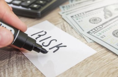 Siyah kalemli yakın plan el dolar ve hesap makinesine 
