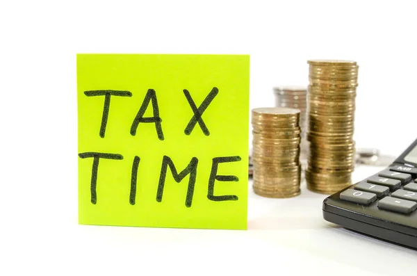 Das Wort Tax Time Auf Dem Aufkleber Und Stapel Von — Stockfoto