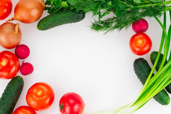 Beyaz arka planda salata için sebze