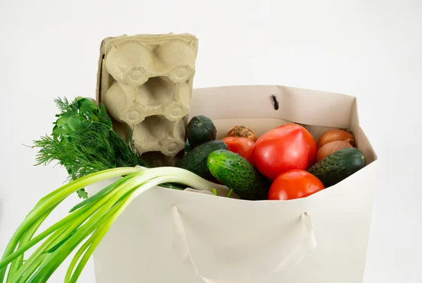 Pakette salata için sebze var.