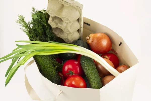 Pakette salata için sebze var.