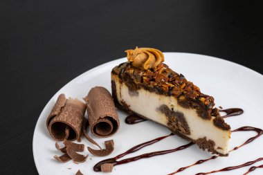 Siyah arka planda çikolatalı kek