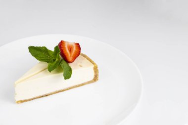 Aydınlık arkaplanda bir tabakta turta