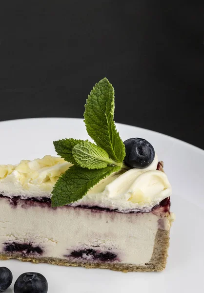 Siyah arkaplanda tabakta cheesecake
