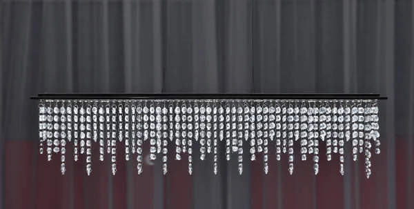 窓のカーテンの背景にLED照明付きの長方形のシャンデリア — ストック写真