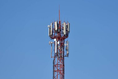 Cep telefonlarının iletişimi için antenleri olan büyük kule